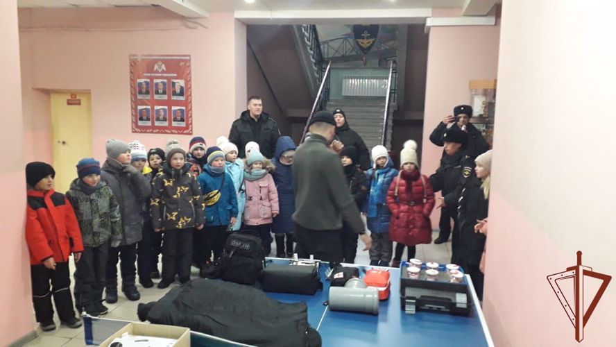 Сотрудники транспортного ОМОН Росгвардии показали екатеринбургским школьникам работу служебного лабрадора 