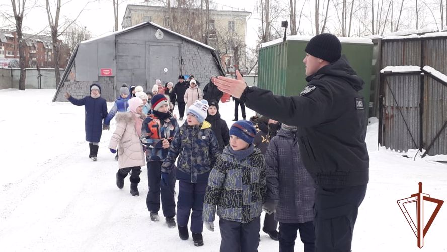 Сотрудники транспортного ОМОН Росгвардии показали екатеринбургским школьникам работу служебного лабрадора 