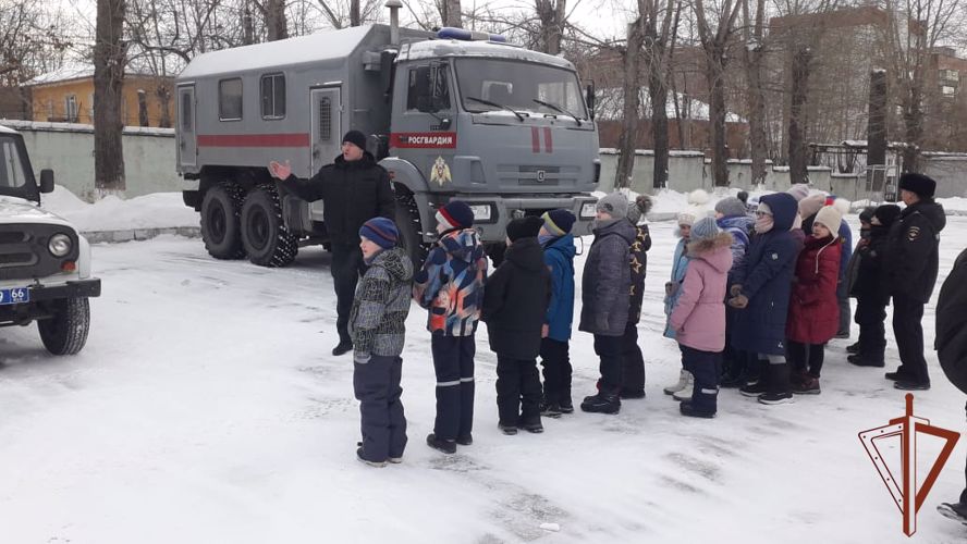 Сотрудники транспортного ОМОН Росгвардии показали екатеринбургским школьникам работу служебного лабрадора 