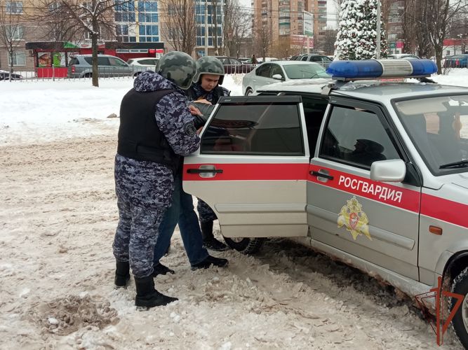 В Железногорске росгвардейцы задержали мужчину подозреваемого в грабеже
