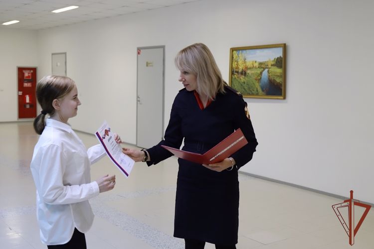 Офицеры Росгвардии подвели итоги конкурса детского рисунка «Битва за Сталинград» в Югре