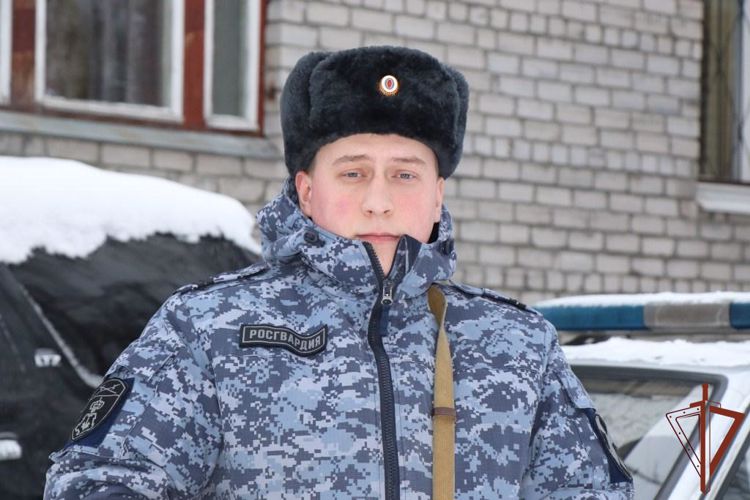 Росгвардеец спас от обморожения ребенка на Среднем Урале