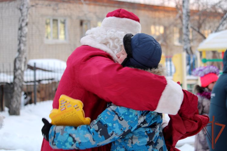В Уральском округе стартовала акция Росгвардии «Дед Мороз специального назначения»