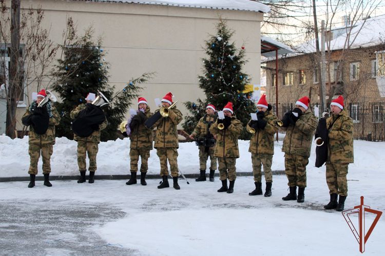 В Уральском округе стартовала акция Росгвардии «Дед Мороз специального назначения»