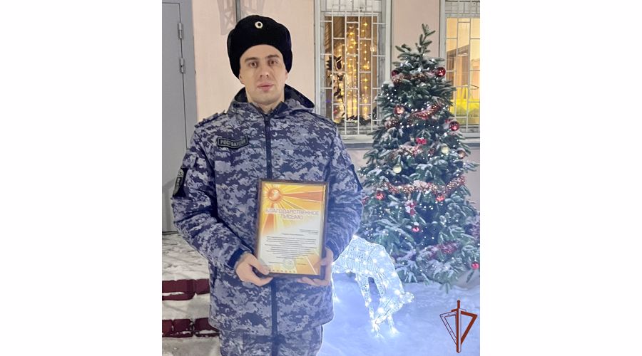 Дед мороз специального назначения поздравил с Новым годом ребят из детского дома в Ярославле 