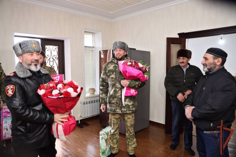 В Чеченской Республике росгвардейцы навестили семью Героя России 