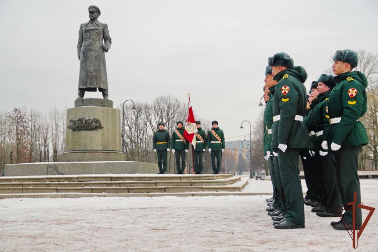 Память маршала Жукова почтили росгвардейцы в Санкт-Петербурге