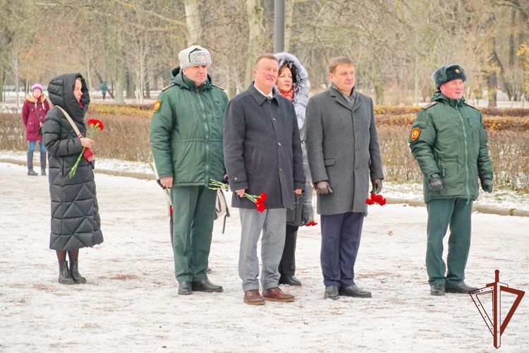 Память маршала Жукова почтили росгвардейцы в Санкт-Петербурге
