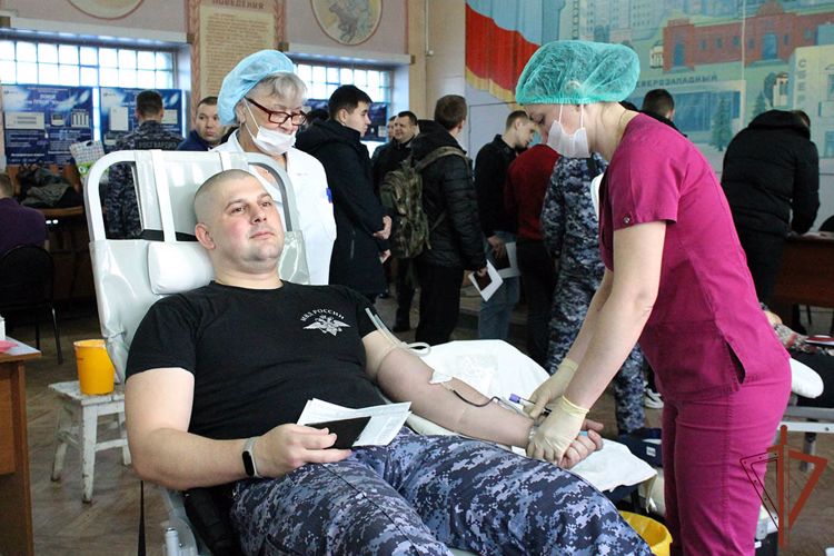 Росгвардейцы в Челябинске сдали около 15 литров донорской крови 