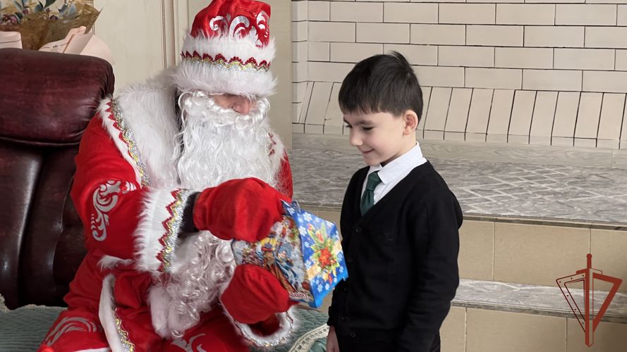 В Чеченской Республике офицеры Росгвардии поздравили детей погибших сослуживцев с наступающим Новым годом