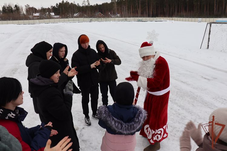 Дед Мороз специального назначения привёз подарки для ребят из снежинского социального центра 