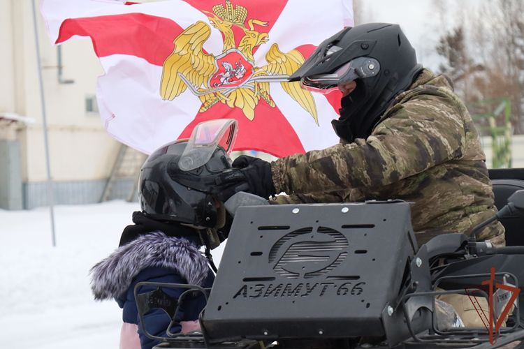 Дед Мороз специального назначения привёз подарки для ребят из снежинского социального центра 