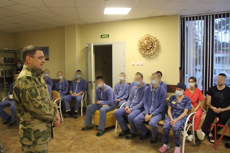 Заместитель командующего Северо-Западным округом навестил в госпитале росгвардейцев - участников СВО 