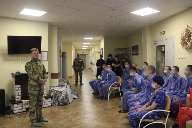 Заместитель командующего Северо-Западным округом навестил в госпитале росгвардейцев - участников СВО 