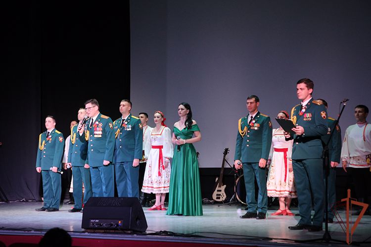 В Пятигорске ансамбль песни и пляски Северо-Кавказского округа Росгвардии дал концерт, посвященный Дню героев Отечества
