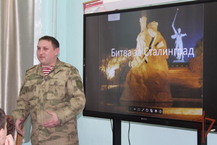 Росгвардейцы вместе с вологодскими кадетами присоединились к ведомственному флешмобу «Читаем Сараева»