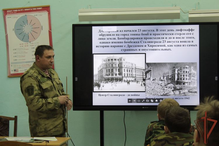 Росгвардейцы вместе с вологодскими кадетами присоединились к ведомственному флешмобу «Читаем Сараева»