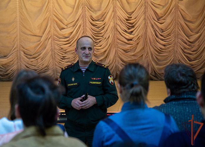 Росгвардейцы в Челябинске поблагодарили школьников за письма поддержки участникам СВО