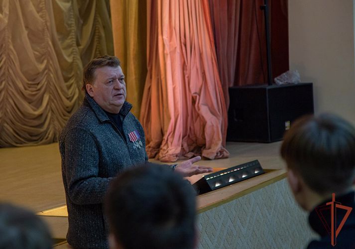 Росгвардейцы в Челябинске поблагодарили школьников за письма поддержки участникам СВО