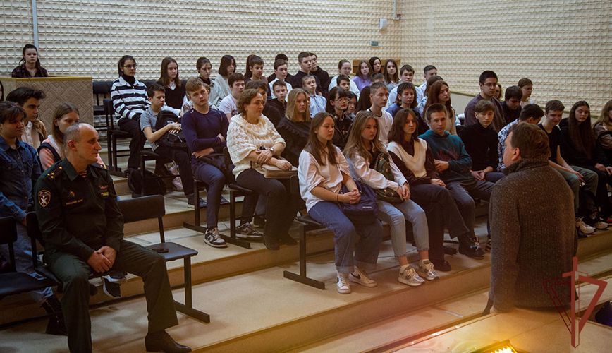 Росгвардейцы в Челябинске поблагодарили школьников за письма поддержки участникам СВО