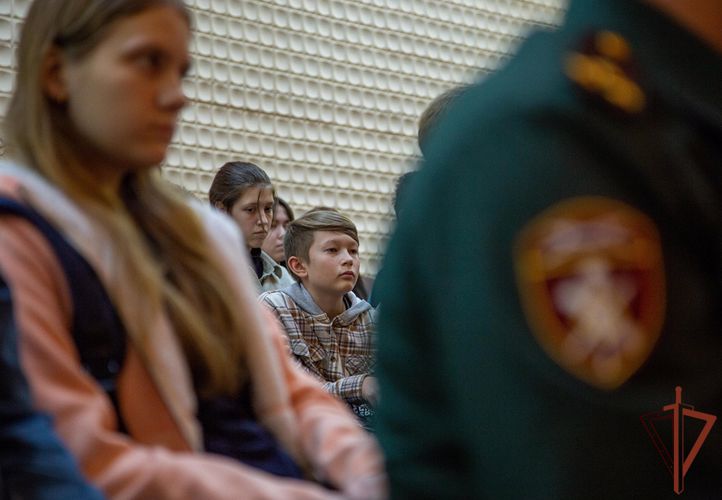 Росгвардейцы в Челябинске поблагодарили школьников за письма поддержки участникам СВО