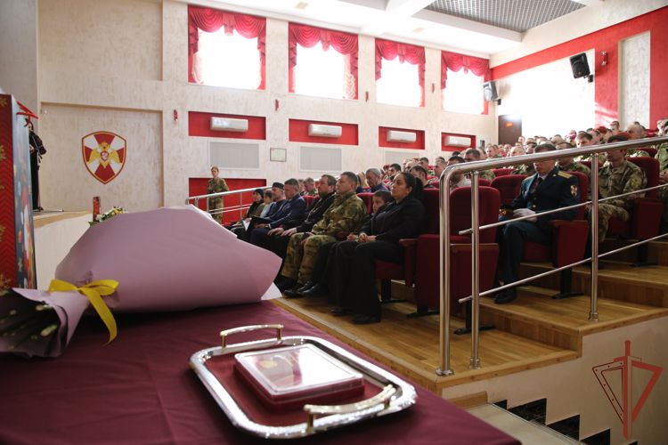 Ордена Мужества погибших росгвардейцев передали их родным в Пятигорске