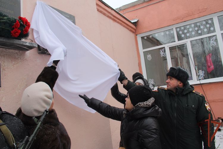 Память погибшего офицера СОБР Росгвардии увековечили в Омске