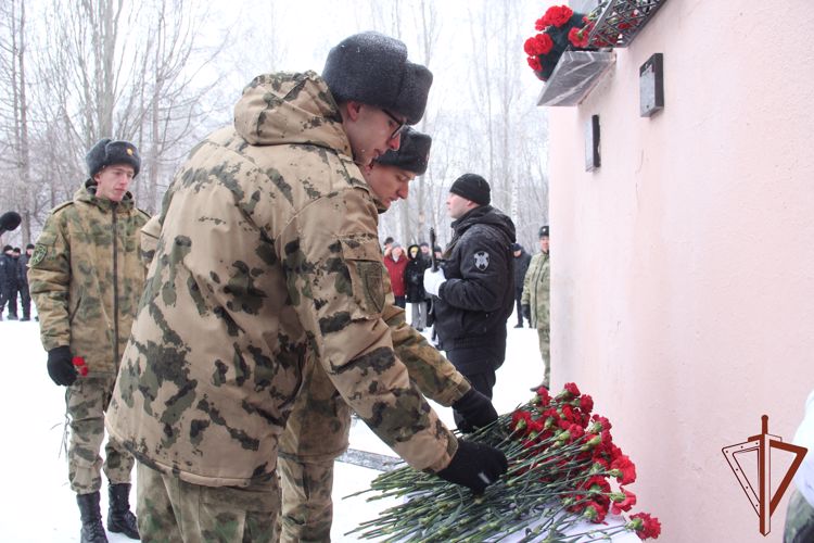 Память погибшего офицера СОБР Росгвардии увековечили в Омске