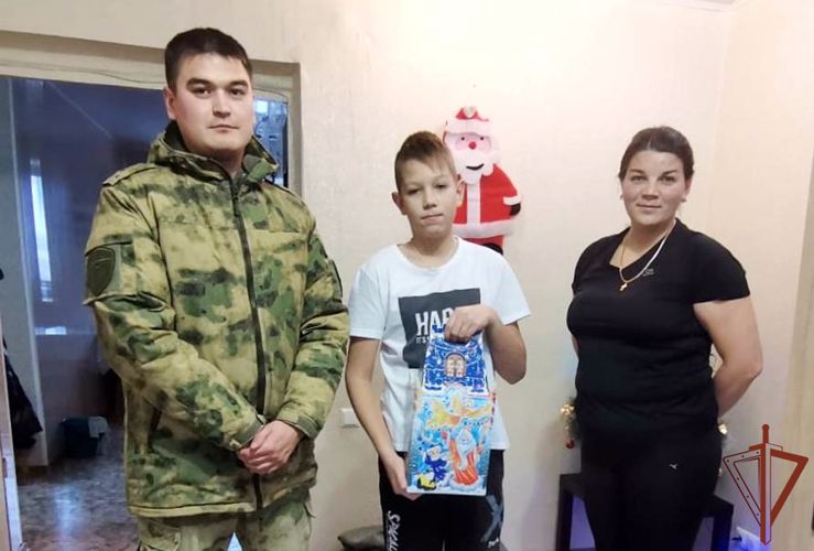 Дед Мороз специального назначения стал гостем детей из приемных семей в Ростовской области