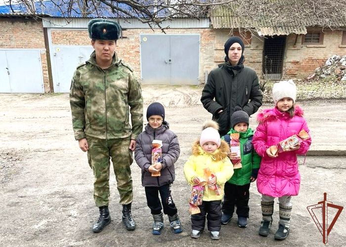 Дед Мороз специального назначения стал гостем детей из приемных семей в Ростовской области