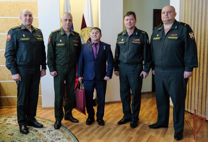Командующий Уральским округом Росгвардии встретился с Героем России Сериком Султангабиевым