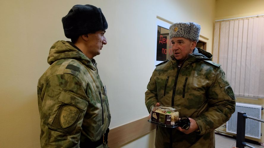 Заступивших на боевое дежурство военнослужащих и сотрудников Уральского округа Росгвардии поздравили с Новым годом