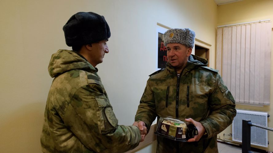 Заступивших на боевое дежурство военнослужащих и сотрудников Уральского округа Росгвардии поздравили с Новым годом