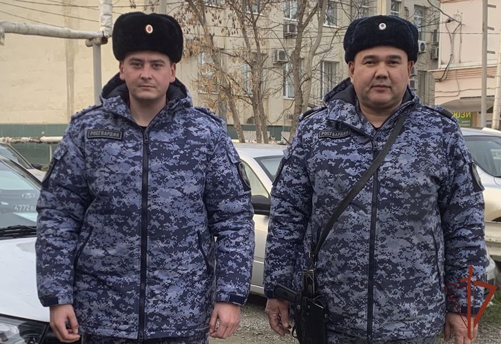 Сотрудники Росгвардии спасли из огня мужчину в Крымске 