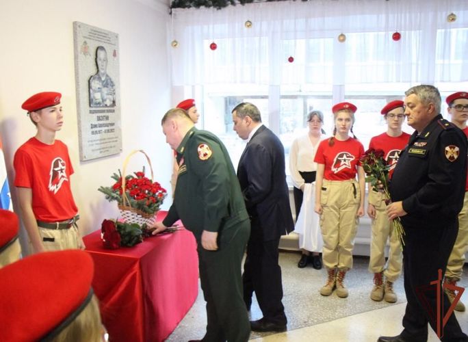 Генерал-полковник Алексей Кузьменков принял участие в открытии мемориальной доски в память об офицере Росгвардии