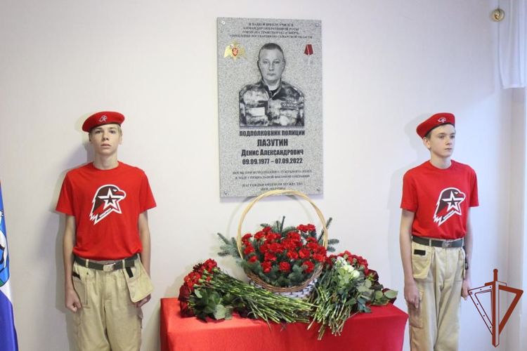 Генерал-полковник Алексей Кузьменков принял участие в открытии мемориальной доски в память об офицере Росгвардии