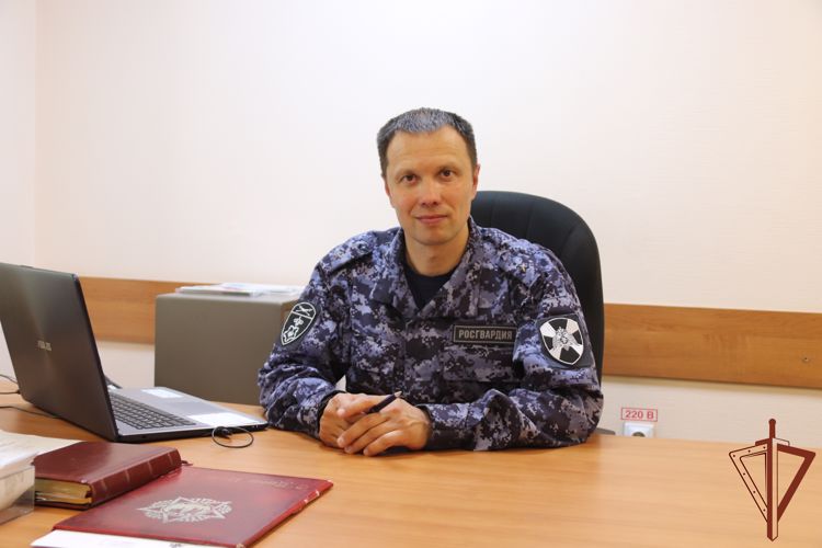 Оказавшейся запертой в квартире и нуждающейся в медпомощи пенсионерке из Читы на выручку пришли сотрудники Росгвардии 