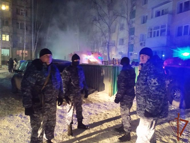 Росгвардейцы приняли участие в эвакуации граждан на месте частичного обрушения жилого дома в Югре 