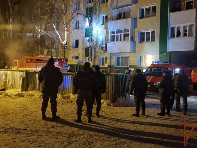 Росгвардейцы приняли участие в эвакуации граждан на месте частичного обрушения жилого дома в Югре 