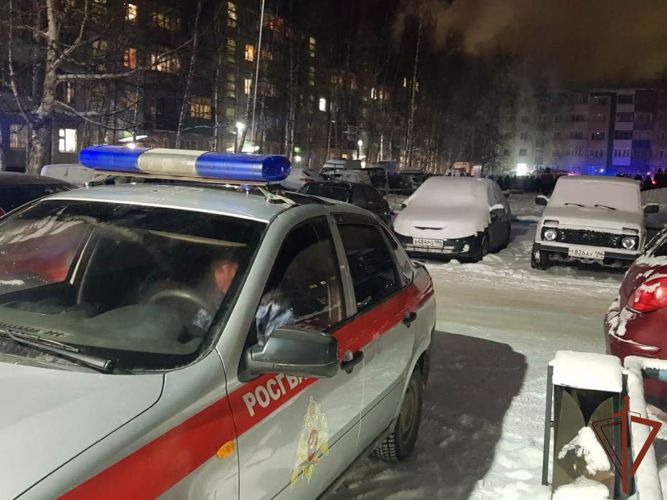 Росгвардейцы приняли участие в эвакуации граждан на месте частичного обрушения жилого дома в Югре 