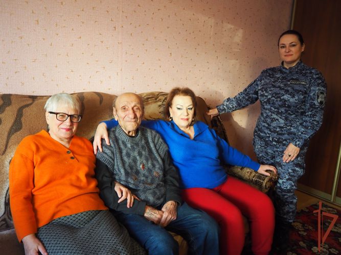 Росгвардейцы поздравили с днем рождения ветерана Великой Отечественной войны, эвакуированного из зоны боевых действий