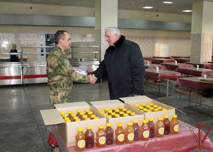 Пчеловоды из Томской области передали росгвардейцам-участникам спецоперации полтонны натурального меда
