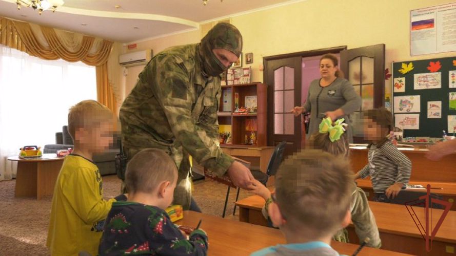 Росгвардейцы провели в ЛНР гуманитарную акцию для воспитанников детского дома