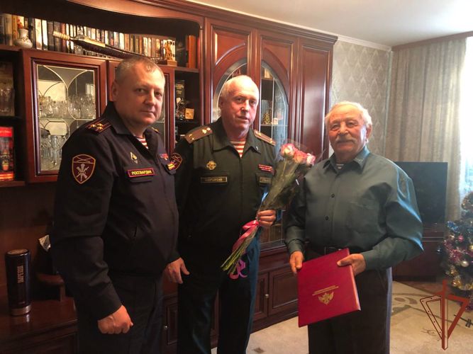 Краснодарские росгвардейцы поздравили ветерана Великой Отечественной войны и войск правопорядка с 95-летием