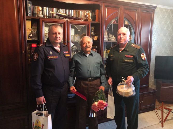 Краснодарские росгвардейцы поздравили ветерана Великой Отечественной войны и войск правопорядка с 95-летием