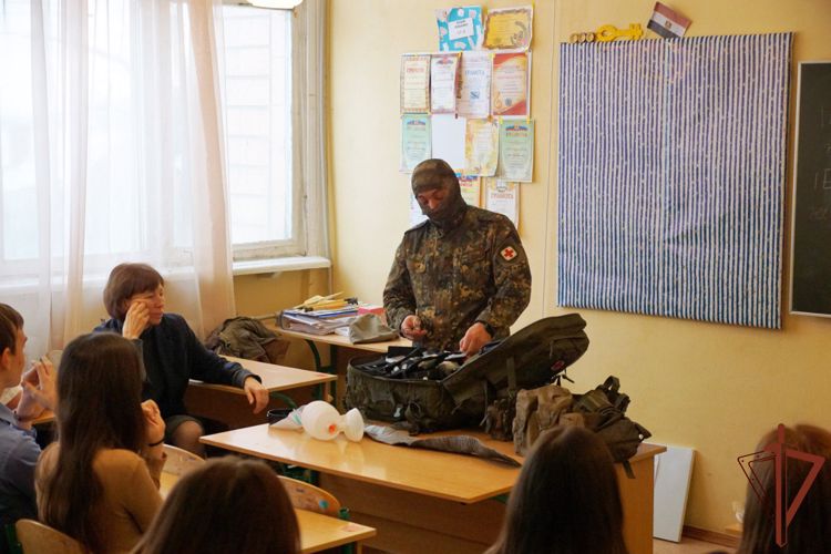 Росгвардейцы провели урок мужества для учеников лицея в Луганской Народной Республике