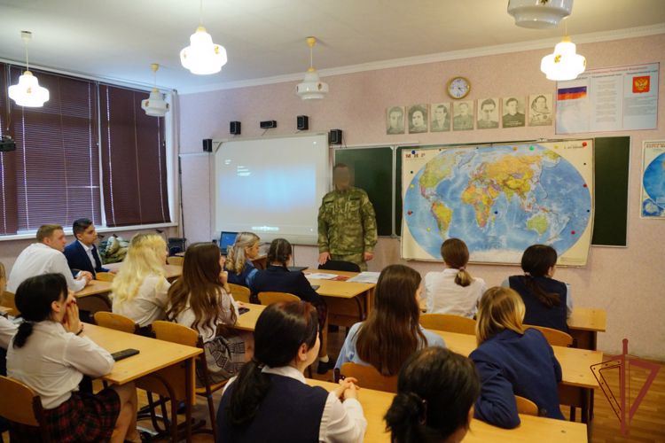 Росгвардейцы провели урок мужества для учеников лицея в Луганской Народной Республике
