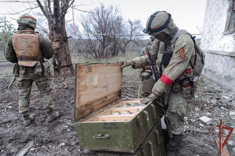 Военнослужащие и сотрудники Росгвардии обнаружили тайники с оружием и боеприпасами в ЛНР (ВИДЕО)