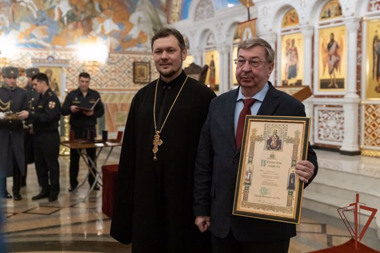 Генерал-полковник Игорь Ильяш вручил награды строителям главного храма Росгвардии