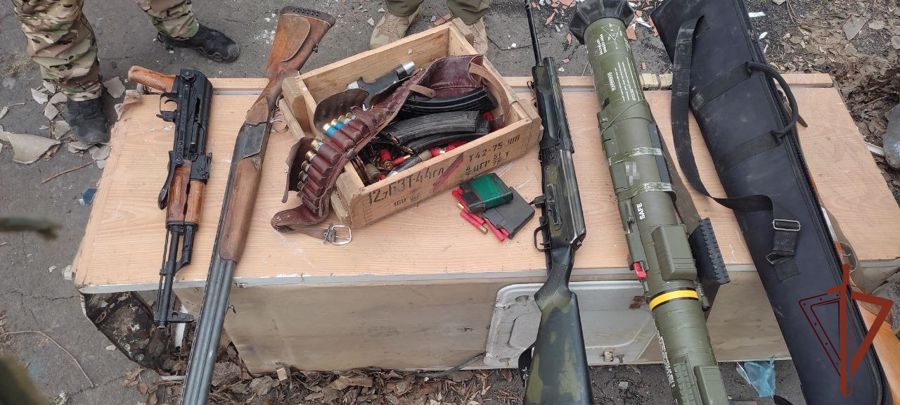 Росгвардейцы обнаружили тайник с оружием ВСУ в гаражах «Азовстали»